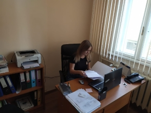 Agnieszka w trakcie przygotowywania oferty turystycznej dla klienta biura podróży Lale tour.